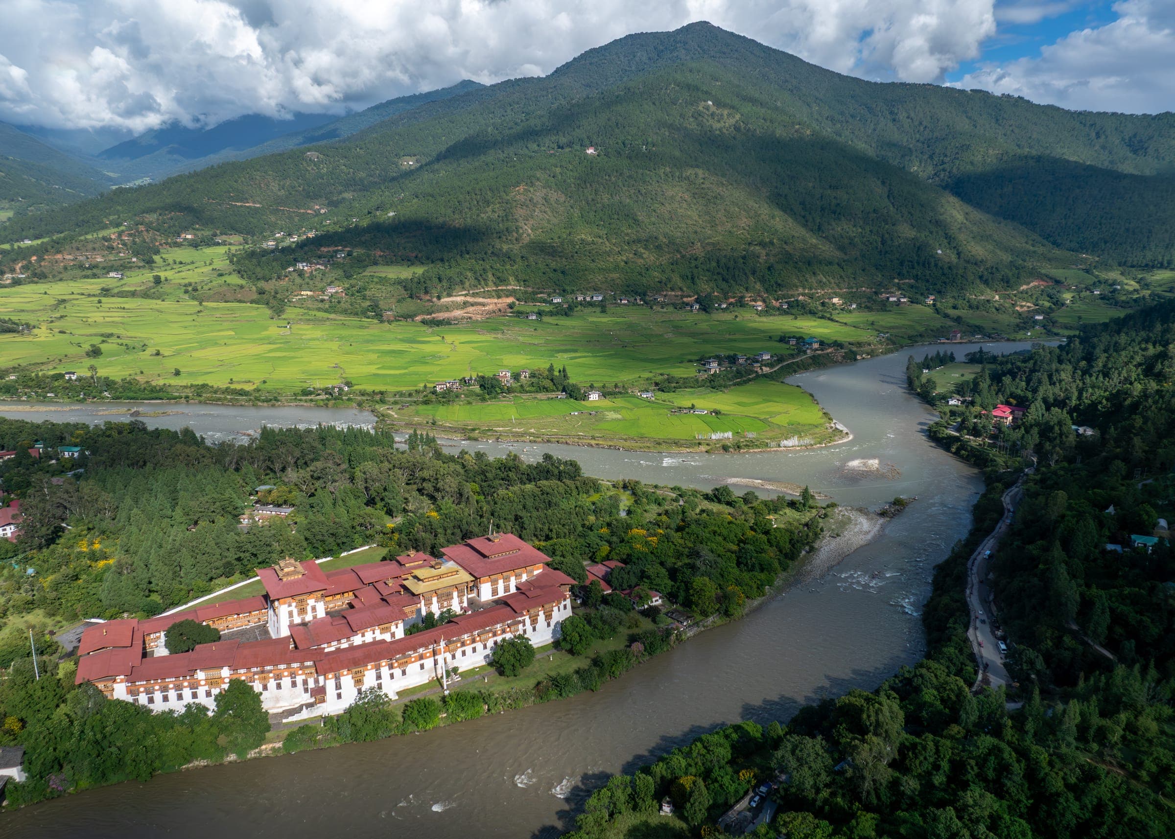 Wangdue Phodrang dzong beside a bend in the river