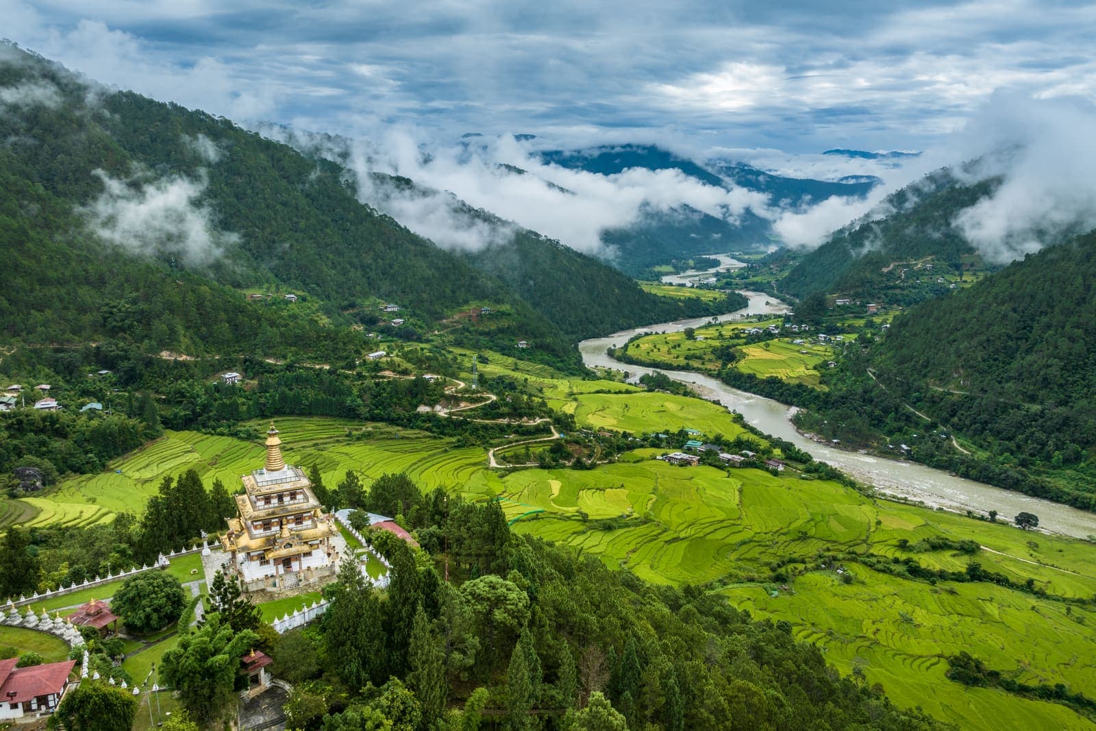 Khamsum Yulley Namgyal chorten above the Punakha valley